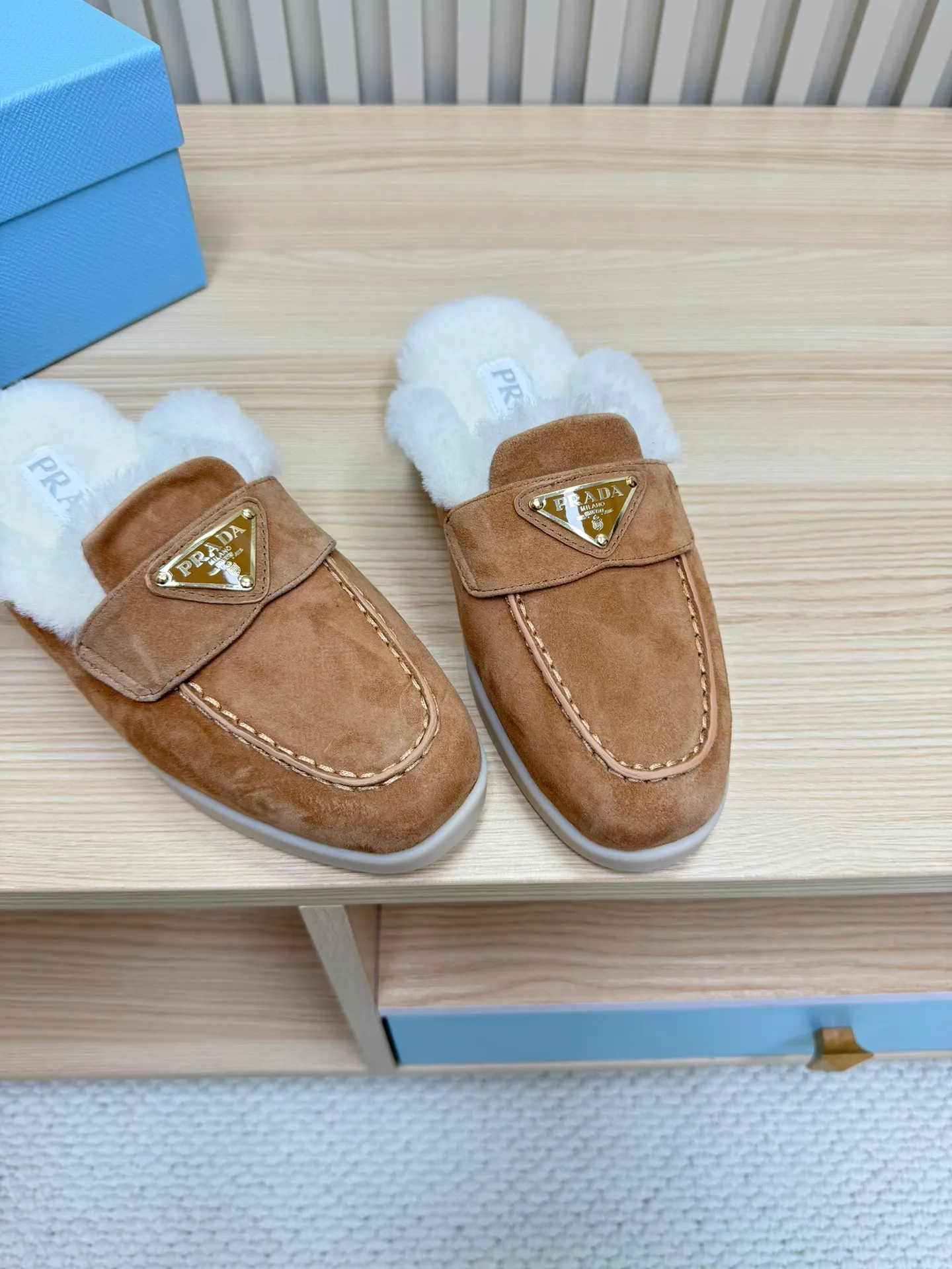 p560 🎉Prada toe-cap wool slippers, officially updated simultaneously, couple models are coming! 💑 Classic triangle buckle design, extremely fashionable. The all-wool lining and feet have excellent thermal insulation properties, allowing you to feel warm even in cold winter days. The comfortable TPU soles are extremely comfortable to wear, as if you are walking on the clouds. 😌 It is an excellent choice whether at home or out. Wear it with your significant other to show off your love and become the focus of street fashion. 💖This winter, let Prada toe-toe wool slippers accompany you, combining warmth and fashion. Come and get it now! 🛍️ Fabric: Imported frosted cowhide Lining: One-piece sheepskin imported from Australia Outsole: Original Tpu absorbent film outsole Female size: 35～41 (41 customized) Male size: 39～45 (45 customized)